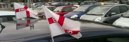 © Robert Rotifer England-Fahne auf Auto am Supermarktparkplatz